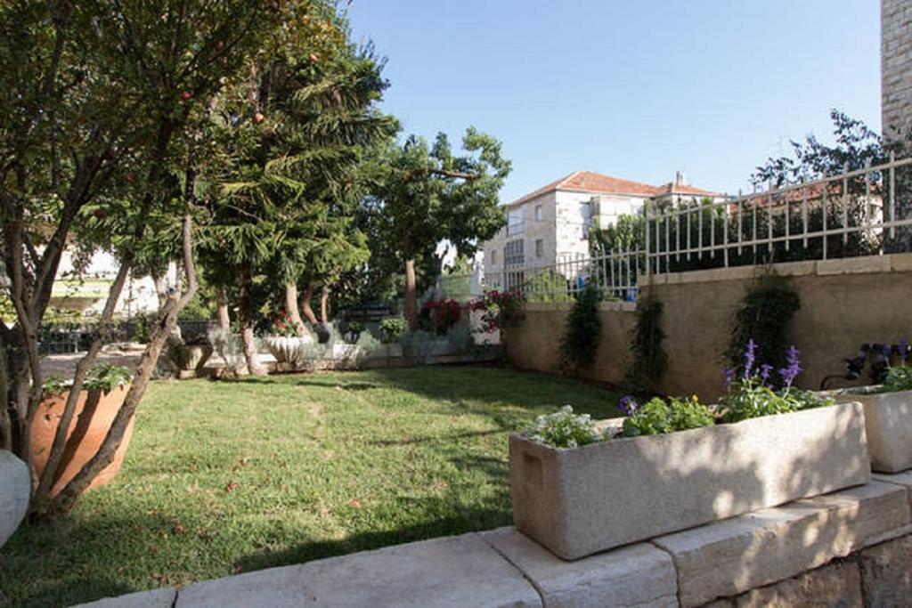 Ferienwohnung Brand New Gem In Talbiyeh Jerusalem Exterior foto
